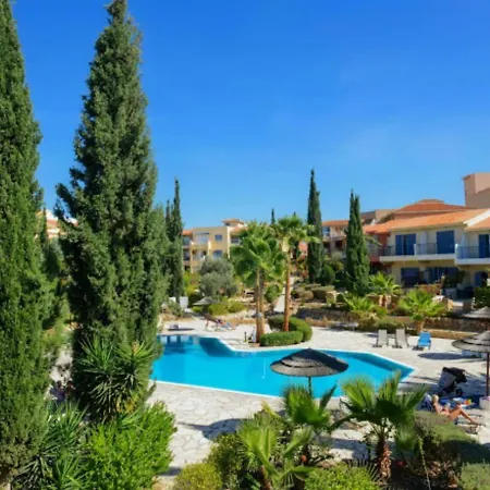 Charming 3-Bedroom Maisonette With Pool Access At Regina Gardens, 700 M Venus Beach Paphos Exterior photo
