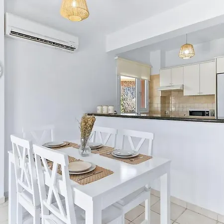 Charming 3-Bedroom Maisonette With Pool Access At Regina Gardens, 700 M Venus Beach Paphos Exterior photo