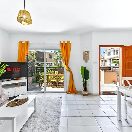 Charming 3-Bedroom Maisonette With Pool Access At Regina Gardens, 700 M Venus Beach Paphos Exterior photo