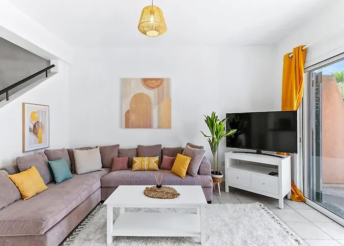 Charming 3-Bedroom Maisonette With Pool Access At Regina Gardens, 700 M Venus Beach