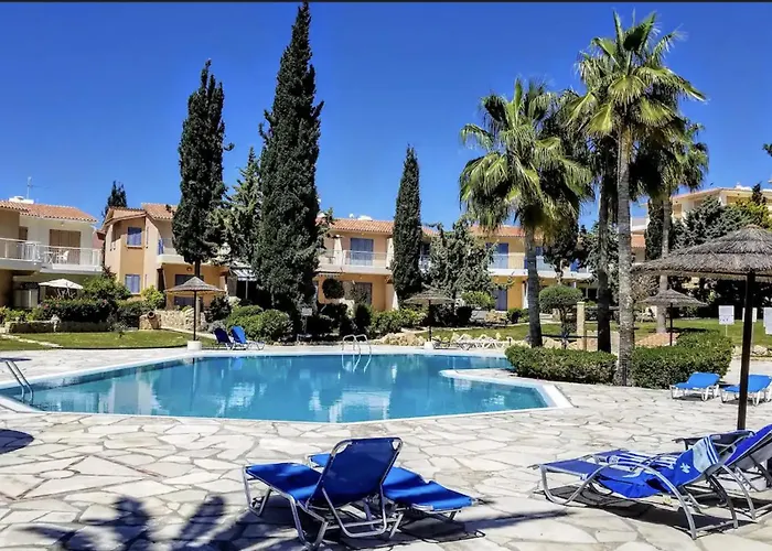 Charming 3-Bedroom Maisonette With Pool Access At Regina Gardens, 700 M Venus Beach