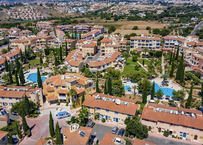 Charming 3-Bedroom Maisonette With Pool Access At Regina Gardens, 700 M Venus Beach