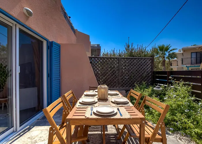 Charming 3-Bedroom Maisonette With Pool Access At Regina Gardens, 700 M Venus Beach