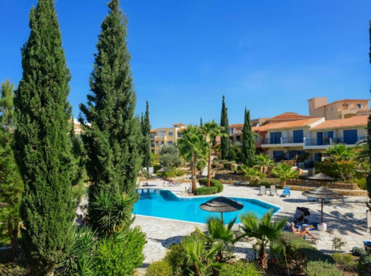 Charming 3-bedroom Maisonette With Pool Access At Regina Gardens, 700 M Venus Villa