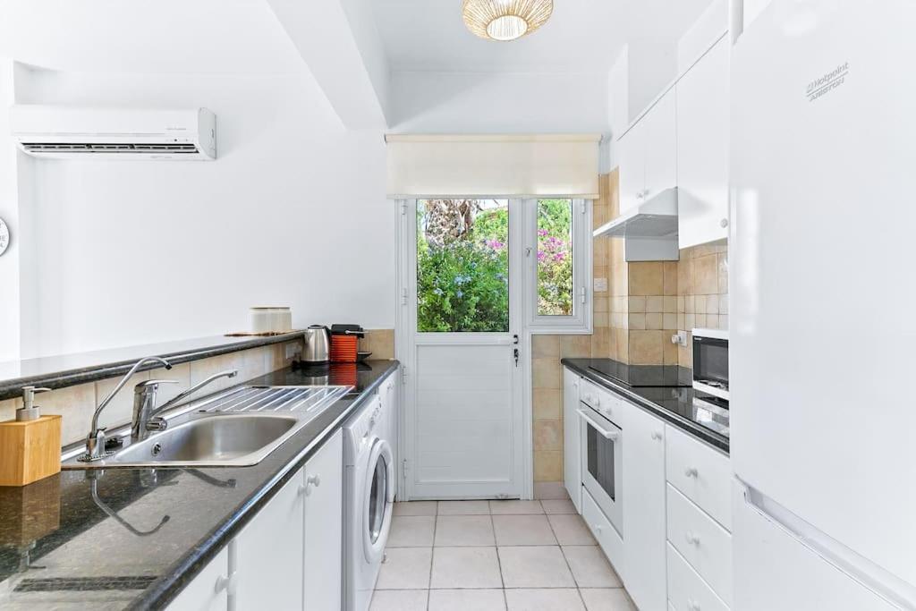 Charming 3-bedroom Maisonette With Pool Access At Regina Gardens, 700 M Venus Villa Paphos