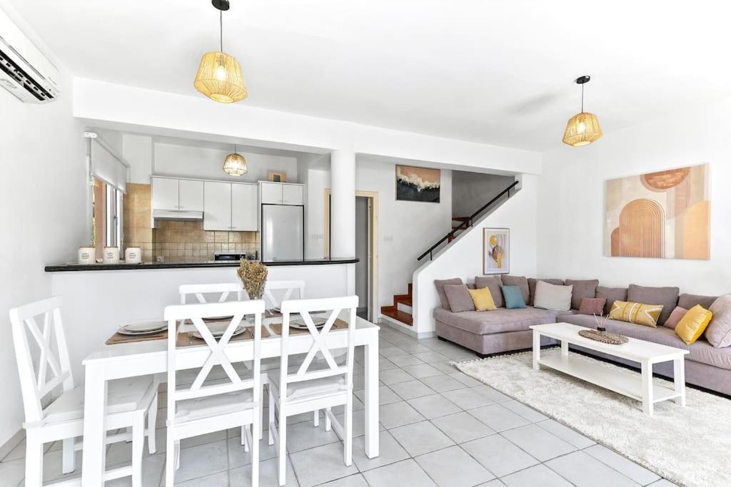 Villa Charming 3-bedroom Maisonette With Pool Access At Regina Gardens, 700 M Venus *