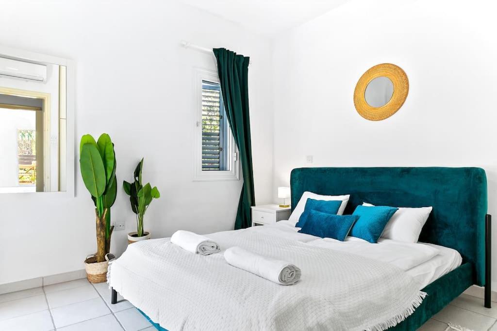 Villa Charming 3-bedroom Maisonette With Pool Access At Regina Gardens, 700 M Venus