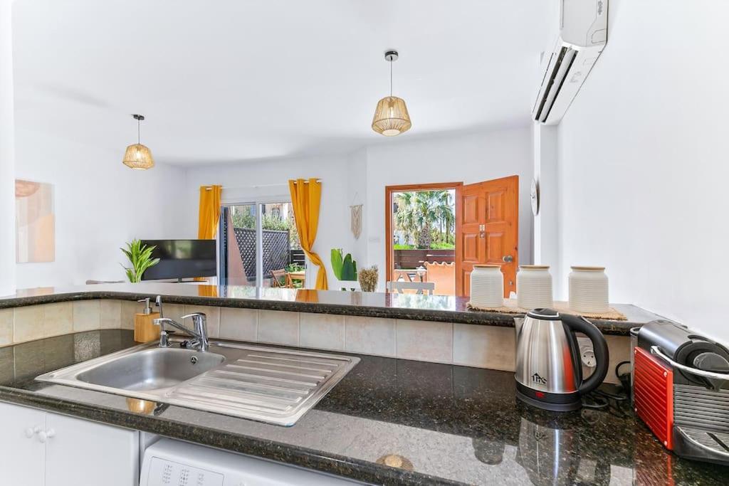 Villa Charming 3-bedroom Maisonette With Pool Access At Regina Gardens, 700 M Venus *