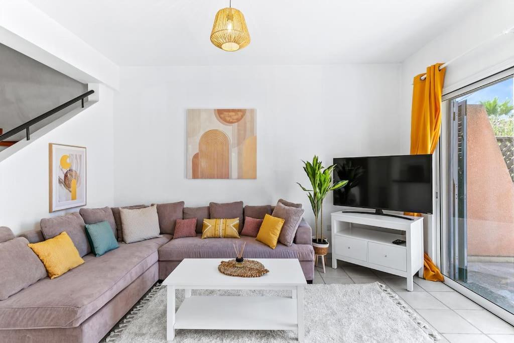 Charming 3-bedroom Maisonette With Pool Access At Regina Gardens, 700 M Venus *