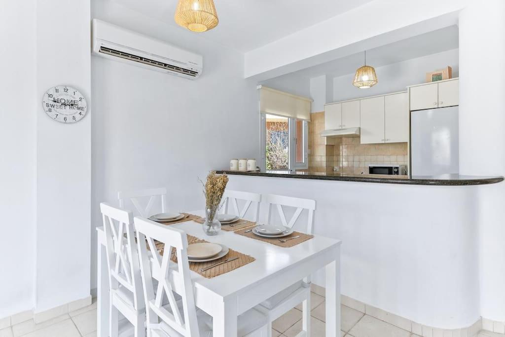 Charming 3-bedroom Maisonette With Pool Access At Regina Gardens, 700 M Venus Villa *