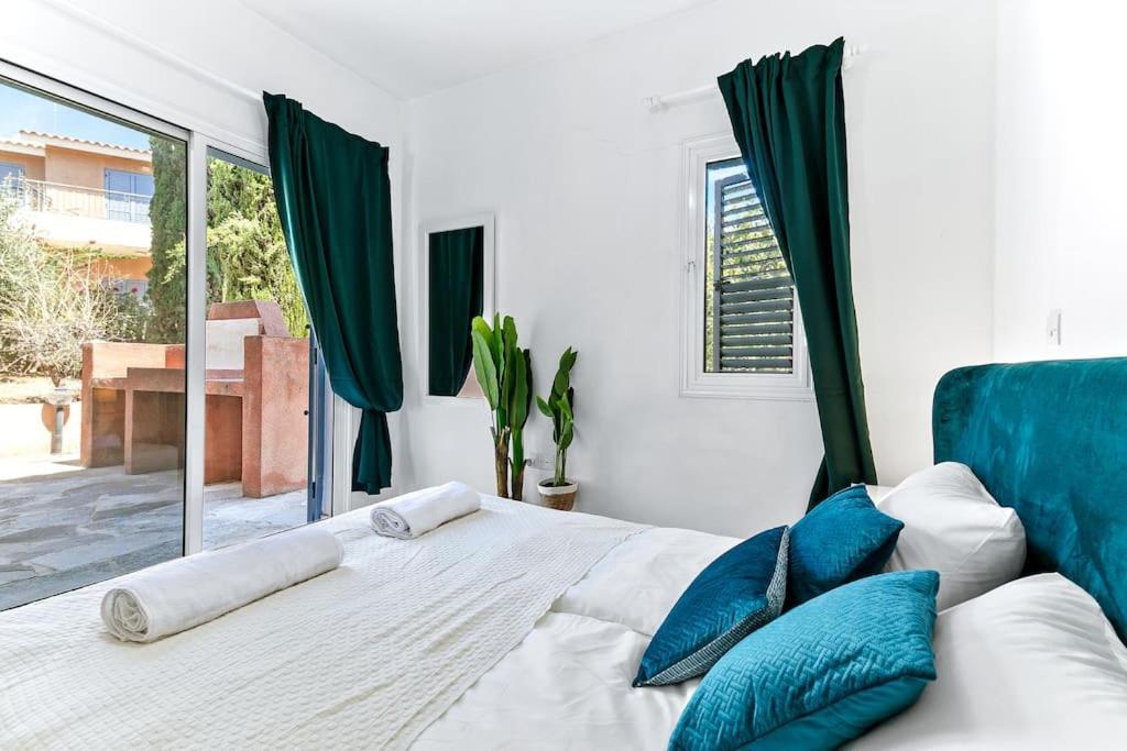 Charming 3-bedroom Maisonette With Pool Access At Regina Gardens, 700 M Venus Villa Paphos