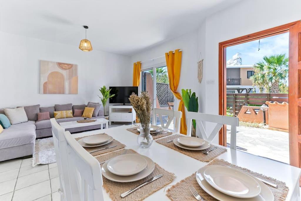 Charming 3-bedroom Maisonette With Pool Access At Regina Gardens, 700 M Venus * Paphos