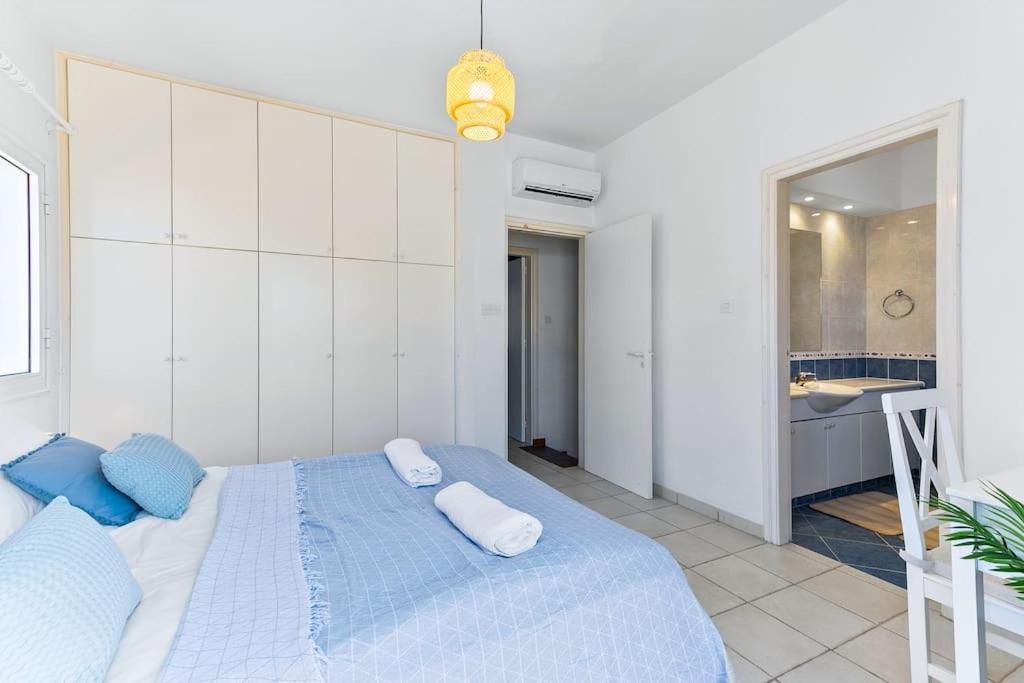 Villa Charming 3-bedroom Maisonette With Pool Access At Regina Gardens, 700 M Venus