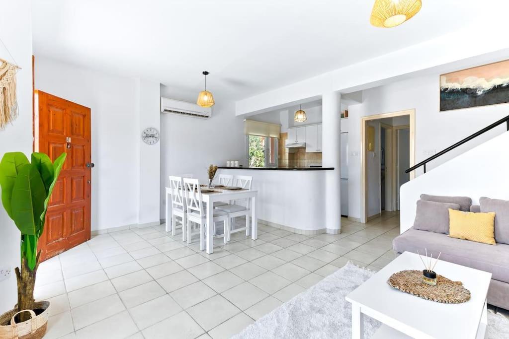 Charming 3-bedroom Maisonette With Pool Access At Regina Gardens, 700 M Venus Villa *