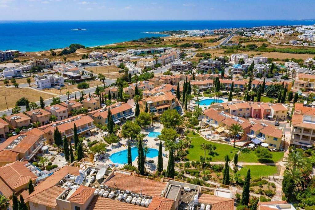 Charming 3-bedroom Maisonette With Pool Access At Regina Gardens, 700 M Venus