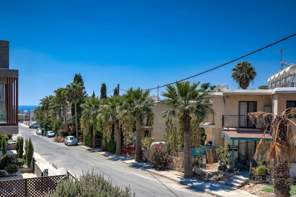 Charming 3-bedroom Maisonette With Pool Access At Regina Gardens, 700 M Venus Villa Paphos