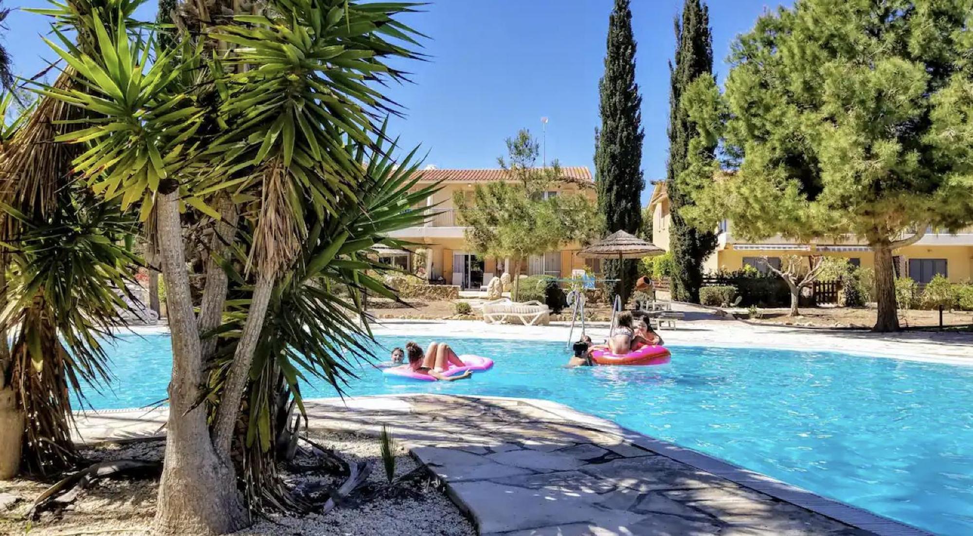 Charming 3-bedroom Maisonette With Pool Access At Regina Gardens, 700 M Venus *