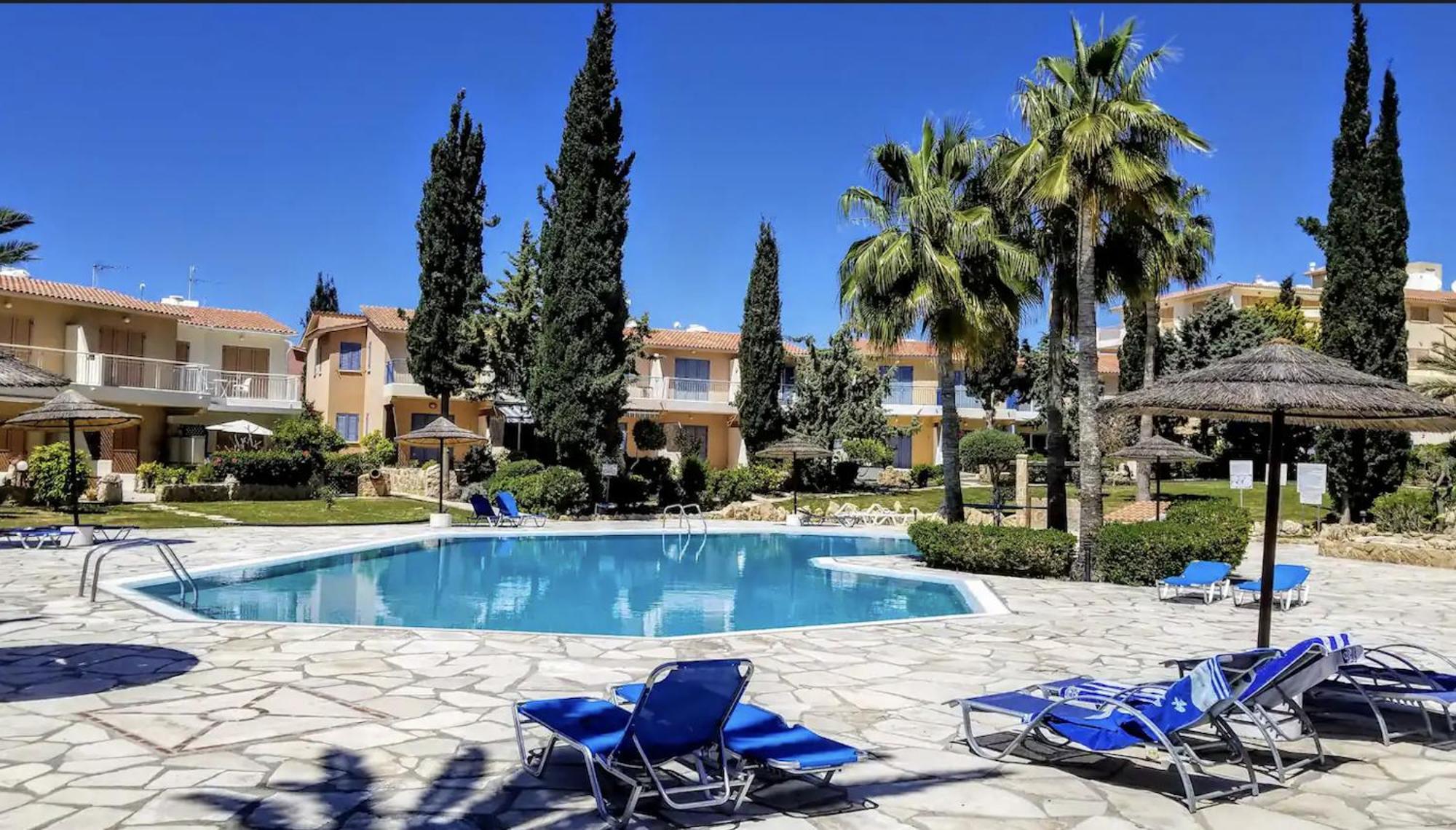 Charming 3-bedroom Maisonette With Pool Access At Regina Gardens, 700 M Venus *