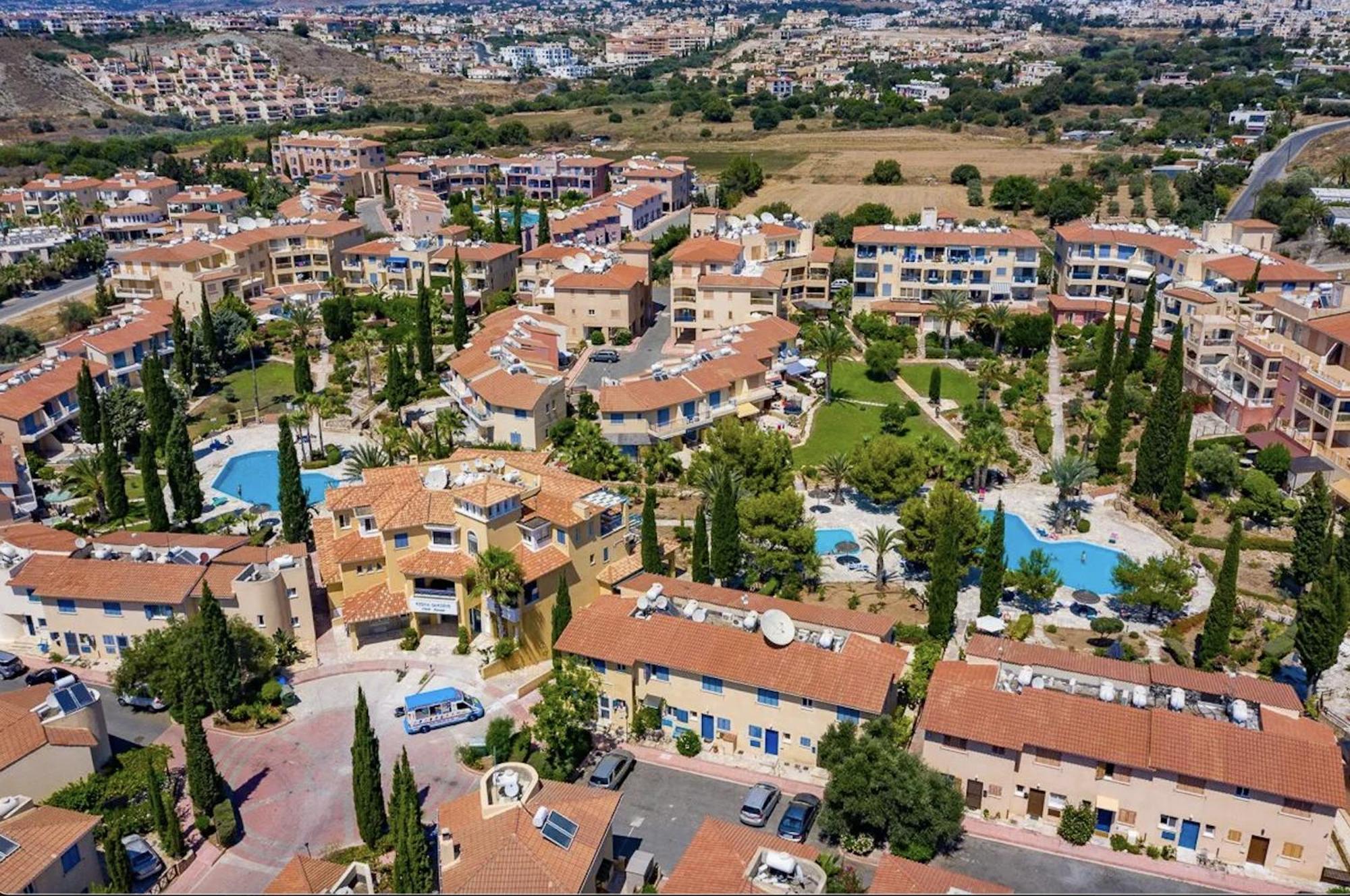 Villa Charming 3-bedroom Maisonette With Pool Access At Regina Gardens, 700 M Venus Paphos