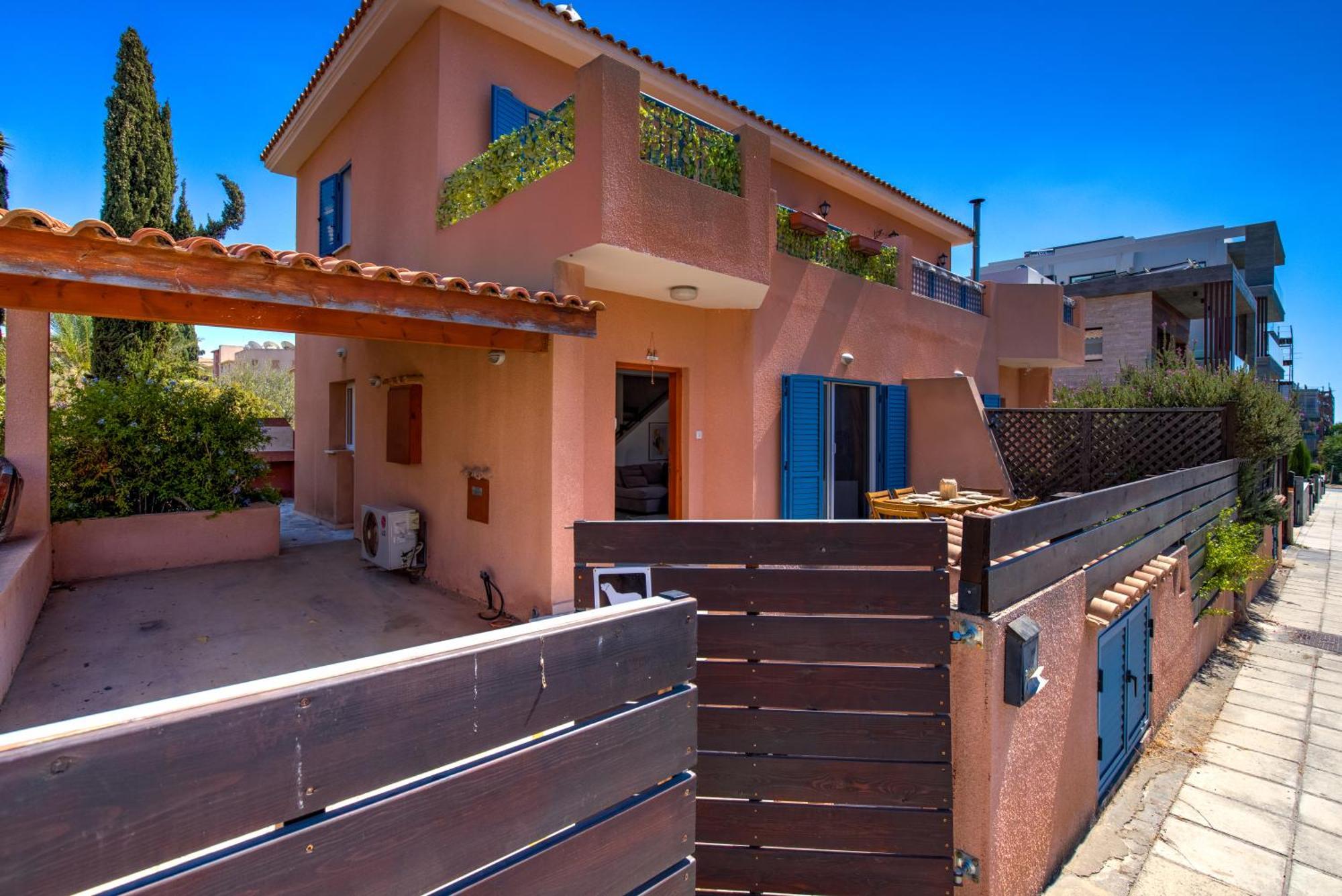 Charming 3-bedroom Maisonette With Pool Access At Regina Gardens, 700 M Venus Paphos