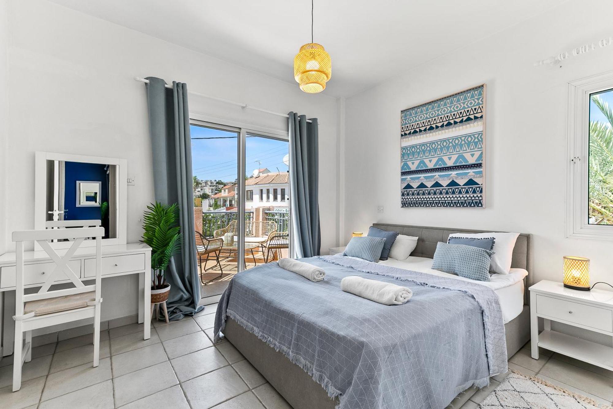 Charming 3-bedroom Maisonette With Pool Access At Regina Gardens, 700 M Venus
