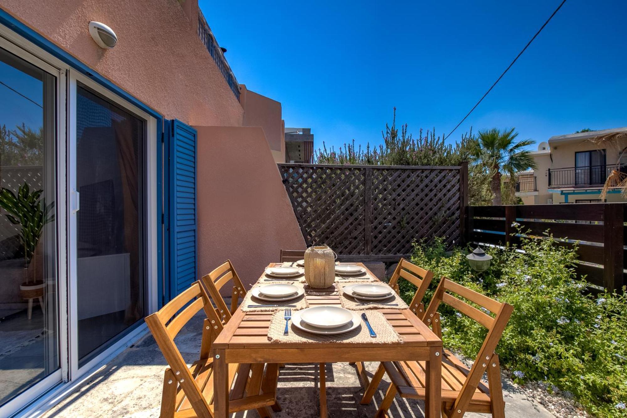 Charming 3-bedroom Maisonette With Pool Access At Regina Gardens, 700 M Venus Villa