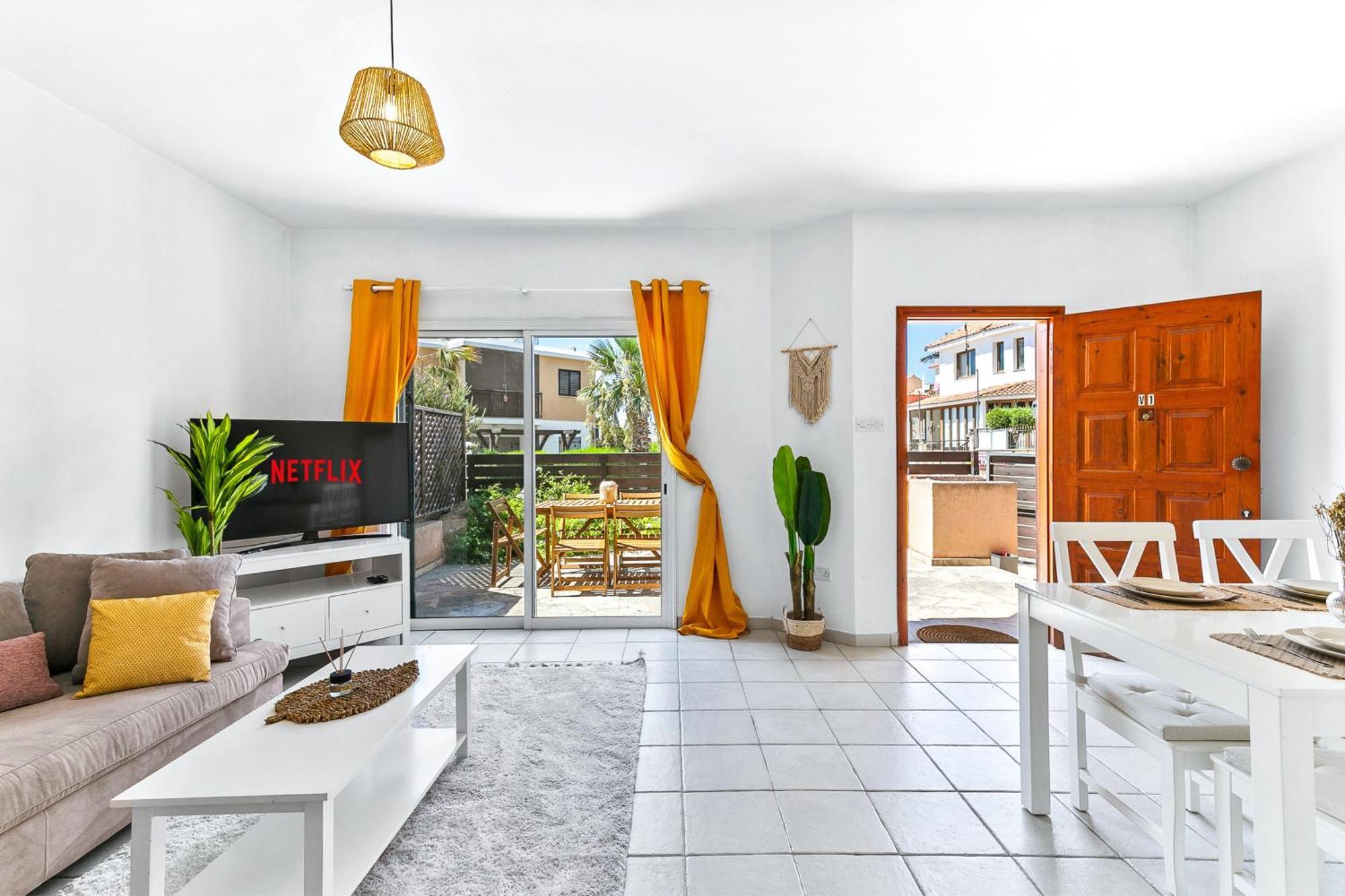 Villa Charming 3-bedroom Maisonette With Pool Access At Regina Gardens, 700 M Venus